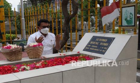 Kepala Staf Kepresidenan Moeldoko berdoa saat berziarah di Makam Pahlawan Nasional Bung Tomo di TPU Ngagel, Kota Surabaya, Jawa Timur, Selasa (22/3/2022). 