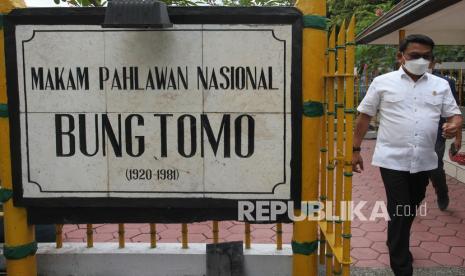 Kepala Staf Kepresidenan Moeldoko berjalan keluar usai berziarah ke Makam Pahlawan Nasional Bung Tomo di TPU Ngagel, Surabaya, Jawa Timur, Selasa (22/3/2022). Moeldoko menyempatkan untuk berziarah ke makam pahlawan nasional tersebut disela kunjungan kerjanya di Surabaya. 