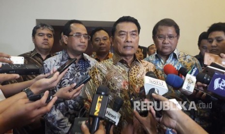 Kepala Staf Kepresidenan Moeldoko didampingi Menhub Budi Karya dan Menkominfo Rudiantara memberikan penjelasan terkait tarif angkutan ojek daring, Rabu (28/3). 