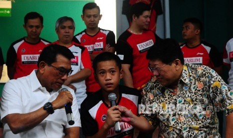 Kepala Staf Kepresidenan Moeldoko (kiri) bersama Direktur Program Bakti Olahraga Djarum Foundation Yoppy Rosimin (kanan) memberikan motivasi kepada atlet bulutangkis hasil audisi umum bulutangkis saat kunjungan di GOR PB Djarum, Kudus, Jawa Tengah, Kamis (12/9/2019). 