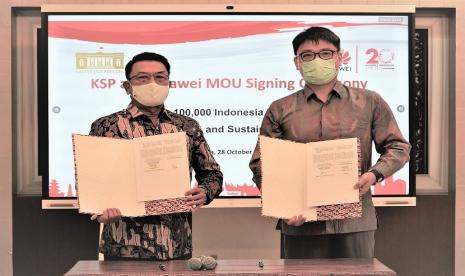  Kepala Staf Kepresidenan Moeldoko dan CEO Huawei Indonesia Jacky Chen saat melakukan penandatanganan kerjasama dengan Huawei Indonesia di Jakarta Kamis (28/10). Nota kesepahaman (MoU) dengan Huawei Indonesia berisi pengembangan 100 ribu SDM di Indonesia melalui Pendidikan vokasi.