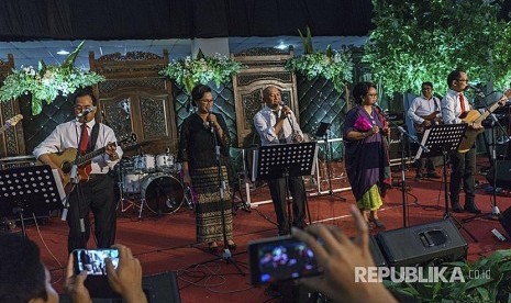 Kepala Staf Kepresidenan Tenen Masduki (tengah) bersama Menkeu Sri Mulyani (dua kiri) Menlu Retno Marsudi (tiga kanan) Menhub Budi Karya (kiri) Menaker Hanif Dhakiri (kanan) bernyanyi saat resepsi pernikahan putri Mensesneg Pratikno di Jogja Expo Centre, DI Yogyakarta, Sabtu (30/12). Band Menteri Kabinet Kerja dengan nama “Elek Yo Ben” tampil perdana memeriahkan resepsi pernikahan putri Mensesneg Pratikno. 