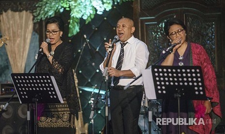 Kepala Staf Kepresidenan Tenen Masduki (tengah) bersama Menkeu Sri Mulyani (kiri) dan Menlu Retno Marsudi (kanan) bernyanyi saat resepsi pernikahan putri Mensesneg Pratikno di Jogja Expo Centre, DI Yogyakarta, Sabtu (30/12). 