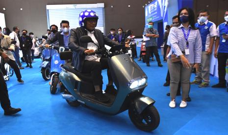 Kepala Staf Kepresidenan yang juga Ketua Umum Perkumpulan Industri Kendaraan Listrik Indonesia (Periklindo) Moeldoko mencoba motor listrik saat berlangsung Periklindo Electric Vehicle Show (PEVS) 2022 di JIExpo Kemayoran, Jakarta, Selasa (26/7/2022). Pemerintah terus melakukan percepatan pengembangan kendaraan listrik untuk mewujudkan transisi energi bersih dan mengurangi anggaran subsidi bahan bakar minyak (BBM). 