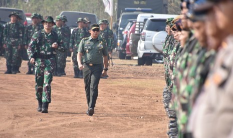 Kepala Staf Kodam JayaJayakarta (Kasdam Jaya) Brigjen TNI Suharyanto menginspeksi barisan TNI dan Polri yang mengikuti TMMD di Kabupaten Tangerang