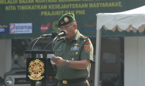 Kepala Staf Kostrad Mayjen TNI Meris Wiryadi membuka Bazar murah bagi seluruh warga Markas Kostrad  dengan harga yang relatif murah dan terjangkau. Bazar murah digelar di lapangan Markas Kostrad, Gambir, Jakarta Pusat, Kamis(10/3). 