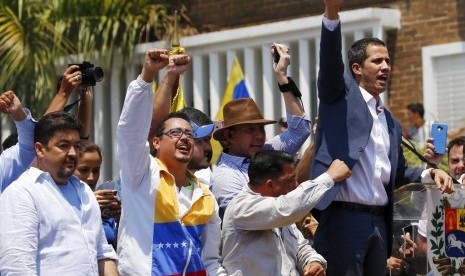 Kepala staf pemimpin oposisi Venezuela Juan Guaido, pengacara Roberto Marrero (paling kiri) saat kampanye bersama Guaido, 16 Maret 2019. Intelijen Venezuela disebut menculik Marrero. 