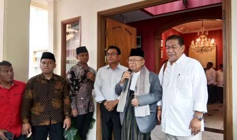 Kepala Staf Presiden Jenderal Purn. Moeldoko (keempat dari kiri), bakal calon wakil presiden KH Ma'ruf Amin, dan juru bicara tim kampanye nasional Deddy Mizwar memberikan keterangan pers kepada media usai pertemuan di Posko Cemara 19, Menteng, Jakarta Pusat, Sabtu (1/9).