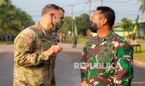 Kepala Staf TNI Angkatan Darat (KASAD) Jenderal Andika Perkasa (kanan) berbincang dengan Komandan Tentara Angkatan Darat Amerika (US Army) Asia Pasifik Jenderal Charles A Flynn (kiri) saat menghadiri pembukaan Latihan Bersama Garuda Shield ke 15/2021.