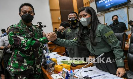 Kepala Staf TNI Angkatan Darat (KSAD) Jenderal TNI Andika Perkasa (kiri) melakukan salam komado dengan Ketua Komisi I DPR Meutya Hafid (kanan) sebelum mengikuti uji kelayakan dan kepatutan calon Panglima TNI di Komisi I DPR, Kompleks Parlemen, Senayan, Jakarta, Sabtu (6/11/2021). Presiden Joko Widodo mengajukan KSAD Jenderal TNI Andika Perkasa menjadi calon tunggal Panglima TNI kepada DPR sebagai pengganti Panglima TNI Marsekal TNI Hadi Tjahjanto yang akan memasuki masa pensiun. 