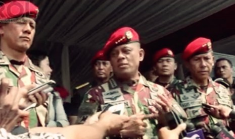 Kepala Staf TNI Angkatan Darat (KSAD) Jenderal TNI Gatot Nurmayanto (Tengah)