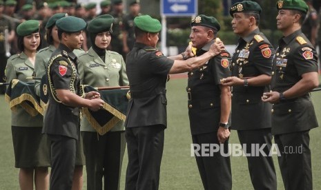 Kepala Staf TNI Angkatan Darat (KSAD) Jenderal TNI Mulyono (keempat kanan).