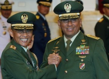 Kepala Staf TNI Angkatan Darat (KSAD) Letjen TNI Pramono Edhie Wibowo (kiri) mendapat ucapan selamat dari pejabat lama KSAD, Jenderal TNI George Toisutta, seusai acara pelantikan KSAD di Istana Negara, Jakarta, Kamis (30/6).