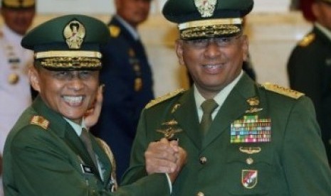 Kepala Staf TNI Angkatan Darat (KSAD) Letjen TNI Pramono Edhie Wibowo (kiri) mendapat ucapan selamat dari pejabat lama KSAD, Jenderal TNI George Toisutta, seusai acara pelantikan KSAD di Istana Negara, Jakarta, Kamis (30/6).