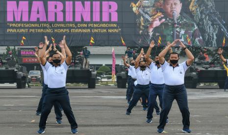 Kepala Staf TNI Angkatan Laut (Kasal) Laksamana TNI Yudo Margono (kanan) didampingi Komandan Korps Marinir (Dankormar) Mayjen TNI (Mar) Suhartono (kiri) mengikuti gerakan senam saat olahraga bersama di Bumi Marinir, Cilandak, Jakarta, Jumat (3/7/2020). Kegiatan tersebut digelar sebagai bentuk apresiasi Kasal atas dedikasi Korps Marinir TNI AL membantu pemerintah dalam penanganan serta upaya pencegahan COVID-19.