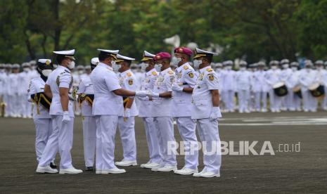 Kepala Staf TNI Angkatan Laut (KSAL) Laksamana TNI Yudo Margono (keempat kiri) menyerahkan tongkat komando Komandan Komando Pembinaan Doktrin, Pendidikan dan Latihan TNI Angkatan Laut (Dankodiklatal) kepada Mayjen TNI (Mar) Suhartono (ketiga kanan) saat Upacara Serah Terima Jabatan di Mabes TNI AL, Cilangkap, Jakarta, Rabu (2/2/2022). Laksamana TNI Yudo Margono memimpin serah terima jabatan enam jabatan strategis TNI AL antara lain Komandan Pusat Hidro-Oseanografi TNI AL (Danpushidrosal), Komandan Komando Pembinaan Doktrin, Pendidikan dan Latihan TNI Angkatan Laut (Dankodiklatal), Gubernur Akademi Angkatan Laut (AAL), Kepala Dinas Pembinaan Potensi Maritim TNI AL (Kadispotmaral), Kepala Dinas Psikologi TNI AL (Kadispsial) dan Kepala Dinas Pembinaan Mental TNI AL (Kadisbintalal).