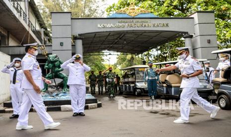 Kepala Staf TNI Angkatan Laut (KSAL) Laksamana TNI Yudo Margono (kiri) berjalan memasuki Kompleks Satuan Koarmada I Pondok Dayung untuk melakukan pengukuhan Komando Armada Republik Indonesia (Koarmada RI) di Tanjung Priok, Jakarta, Kamis (3/2/2022). Laksamana TNI Yudo Margono meresmikan pembentukan Koarmada RI serta mengukuhkan Laksamana Madya TNI Agung Prasetiawan sebagai Panglima Koarmada RI yang pertama. 