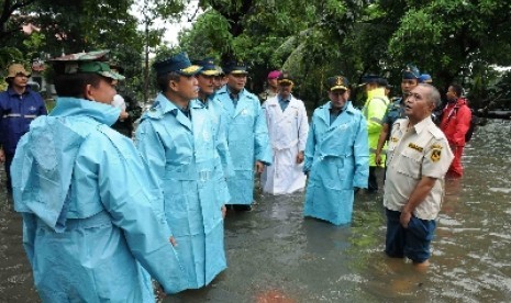   Kepala Staf TNI Angkatan Laut Laksamana Ade Supandi (dua kiri).