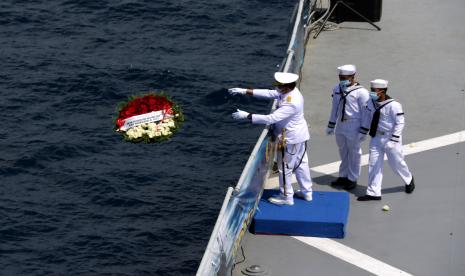 Kepala Staf TNI Angkatan Laut Laksamana Yudo Margono melempar bunga ke laut pada Upacara Tabur Bunga di geladag Helly KRI Dr. Soeharso-990 di perairan utara pulau Bali, Bali, Jumat (30/4/2021). Upacara itu digelar sebagai penghormatan terahir bagi awak KRI Nanggala 402 yang gugur dalam medan tugas. 