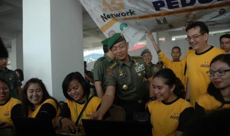 Kepala Staff Angkatan Darat (KSAD) Jenderal TNI Mulyono meninjau kegiatan bazaar AGP, Senin (27/6).