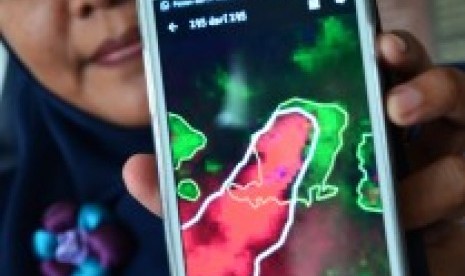 Kepala Stasiun Meteorologi Selaparang Catur Winarti menunjukkan sebaran abu vulkanik erupsi Gunung Barujari melalui telepon selular saat memantau aktivitas gunung di Pusat Vulkanologi dan Mitigasi Bencana Geologi (PVMBG) Pos Pengamatan Gunung Rinjani di Se