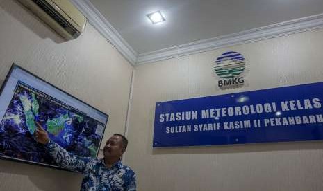 Kepala Stasiun Meteorologi SSK II Pekanbaru Sukisno memperlihatkan titik panas yang tersebar di pulau Sumatera di kantor BMKG Pekanbaru, Riau, Jumat (28/9).