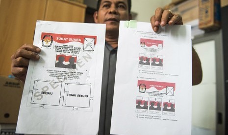 Kepala Subag Penyusunan Norma Desain dan Standar Kebutuhan Pemilu Biro Perencanaan Data KPU Sahono menunjukkan dua contoh surat suara untuk Pilkada serentak di KPU, Jakarta, Rabu (11/11).