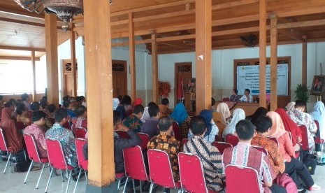 Kepala Subdit Kelembagaan dan Sumber Daya Kesehatan Hewan Kementerian Pertanian, Irpansyah Batubara saat mensosialisasikan panduan praktis bertajuk “Pencegahan dan Pengendalian Zoonosis dan Penyakit Infeksi Baru Melalui Optimalisasi Fungsi Puskeswan dengan Dukungan Dana Desa. 