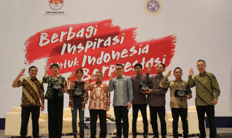 Kepala UKP Pancasila Yudi Latif (tengah), petinggi PT Astra International, bersama tim Robotik UMM (ketiga dari kanan), serta para pemuda berprestasi lainnya dalam acara di Unair, belum lama ini.