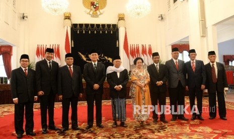 Kepala Unit Kerja Presiden bidang Pembinaan Ideologi Pancasila (UKP-PIP) Yudi Latif (kiri) bersama para dewan pengarah yaitu (kiri ke kanan) Mayjen TNI (Purn) Wisnu Bawa Tenaya, Said Aqil Siradj, Jenderal TNI (Purn) Try Sutrisno, Ma'ruf Amin, Megawati Soekarnoputri, Mantan Ketua MK Mahfud MD, Andreas Anangguru Yewangoe, Sudhamek, dan Mantan Ketua Umum PP Muhammadiyah Syafii Maarif berfoto bersama usai pelantikan UKP-PIP di Istana Negara, Jakarta, Rabu (7/6).