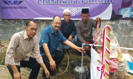 Kepala Unit PKBL PT Surveyor Indonesia Arief Wardhana (kedua dari kiri) bersama tokoh masyarakat meresmikan sumur artesis sumbangan PT Surveyor Indonesia untuk masyarakat Desa Ridhogalih, Kecamatan Cibarusah, Bekasi, Jawa Barat, Kamis (12/11).