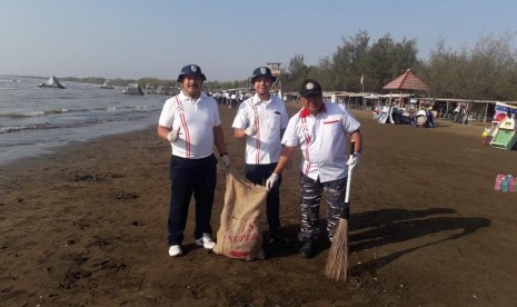 Kepala UPP Indramayu, Kant Dicky (tengah) terjun langsung dalam kegiatan bersih laut dan pantai di Karangsong, Indramayu.