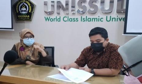 Kepala UPT Kerja Sama dan Urusan Internasional (KUI) Unissula, Riana Permatasari (kanan) dan Rio Luhung Pribadi (tengah) memberikan keterangan pers di kampus Unissula Jalan Raya Kaligawe KM 4 Semarang, Rabu (23/2/2022).