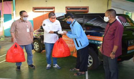 Kepedulian terhadap dampak pandemi Covid-19, diwujudkan Lazismu dan Bank Mega Syariah (BMS). Keduanya bersepakat di Ramadhan tahun ini untuk berkolaborasi menyalurkan bantuan berupa lebih dari 104.700 paket makanan yang dibeli dari pedagang makanan UMKM di 15 kota 14 provinsi di Indonesia.