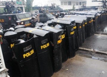 Kepolisian bersiap memukul mundur demonstran saat kericuhan terjadi dalam demonstrasi menolak kenaikan harga bahan bakar minyak (BBM) di Stasiun Gambir, Jakarta, Selasa (27/3). 