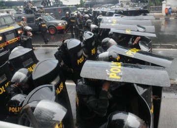 Kepolisian bersiap memukul mundur demosntran saat kericuhan terjadi saat demosntrasi berbagai elemen mahasiswa menolak kenaikan harga bahan bakar minyak (BBM) di Gambir, Jakarta, Selasa (27/3). (Republika/Aditya Pradana Putra)