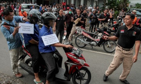 Kepolisian Daerah Jawa Tengah menggelar rekonstruksi kasus pengrusakan dan penganiayaan di Social Kitchen, Banjarsari, Solo pada Rabu (11/1) siang.