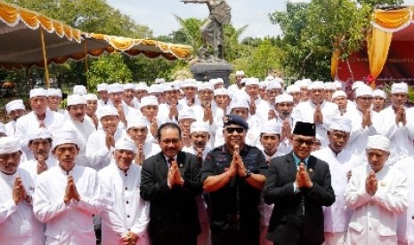 Kepolisian Daerah (Polda) Bali meresmikan patung Padarakan Rumeksa Gardapati di depan Monumen Perjuangan Rakyat Bali Bajra Sandhi, Renon, Denpasar, dalam rangka memperingati Hari Pahlawan, Sabtu (10/11). Patung ini merupakan simbol perlawanan masyarakat Bali terhadap narkotika dan aksi premanisme yang selama dua dekade terakhir meraja lela di Pulau Dewata.