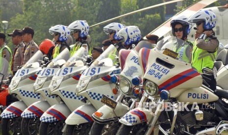 Kepolisian Daerah (Polda) Jawa Tengah menggelar apel Operasi Mantap Praja Candi 2018, guna mengamankan seluruh tahapan pemilihan gubernur (pilgub) Jawa Tengah dan pelaksanaan pemilihan kepala daerah (pilkada) serentak 2018, di lapangan Pancasila, Simpanglima, Semarang, Jawa Tengah, Jumat (5/1).