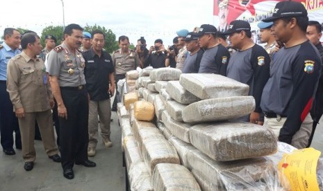 Kepolisian Daerah Sumatra Barat melakukan pemusnahan barang bukti ganja, sabu, dan ekstasi di Pantai Muaro Lasak Padang, Selasa (15/8).