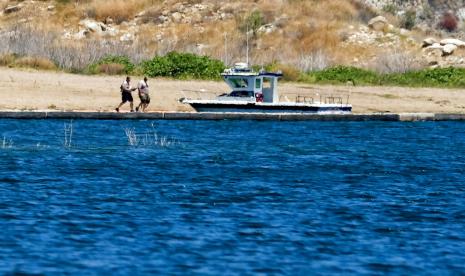 Kepolisian hendak naik kapal di Danau Piru, California Selatan, Selasa (14/7). Kepolisian Ventura masih akan mencari artis Naya Rivera yang hilang setelah berenang di Danau Piru.