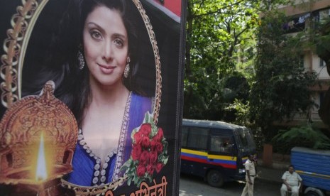 Kepolisian India berjaga di depan kediaman Sridevi di Mumbai, India, Selasa (27/2).