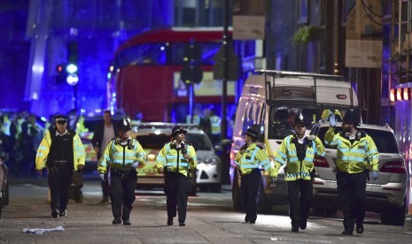 Kepolisian Inggris menangani insiden van yang menabrakkan kendaraan ke jalur pejalan kaki dekat Jembatan London dan melukai sejumah orang.