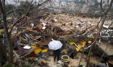 Kepolisian Israel menghancurkan rumah milik sebuah keluarga Palestina di lingkungan Sheikh Jarrah, Yerusalem Timur, Rabu (19/1/2022) pagi waktu setempat.  v