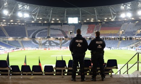 Kepolisian Jerman menyisir HDI Arena, Hannover usai ditemukan benda mencurigakan pada laga persahabatan Jerman kontra Belanda. 