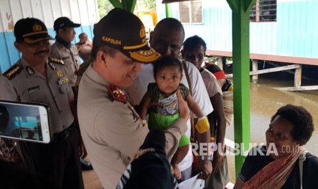 Kepolisian menyusuri korban-korban penyakit Campak di Kabupaten Asmat, Papua