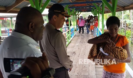 Kepolisian menyusuri korban-korban penyakit Campak di Kabupaten Asmat, Papua