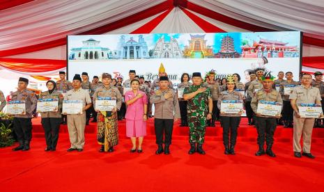 Kepolisian Negara Republik Indonesia (Polri) menggelar doa bersama dalam rangka Hari Bhayangkara ke-77 di Lapangan Bhayangkara  Jakarta, Jumat (30/6/2023).