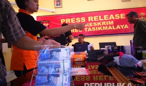 Kepolisian Polres Kabupaten Tasikmalaya menangkap sindikat pembuat dan pengedar uang palsu (upal), Jumat (26/2).