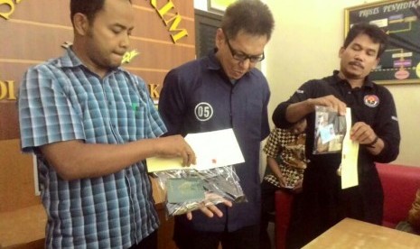 Kepolisian Resor Kota Solo mencokok seorang pria yang mengaku sebagai anggota interpol. Pria bernama lengkap Hary Nugroho (46 tahun) itu ditangkap polisi di kediamannya di Jalan RM Said nomor 48 Ketelan, Banjarsari, Solo. 